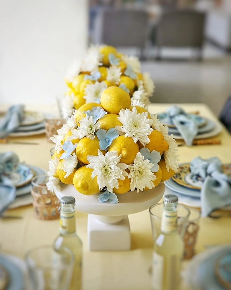 zitronen centerpiece mit blumen tischdeko