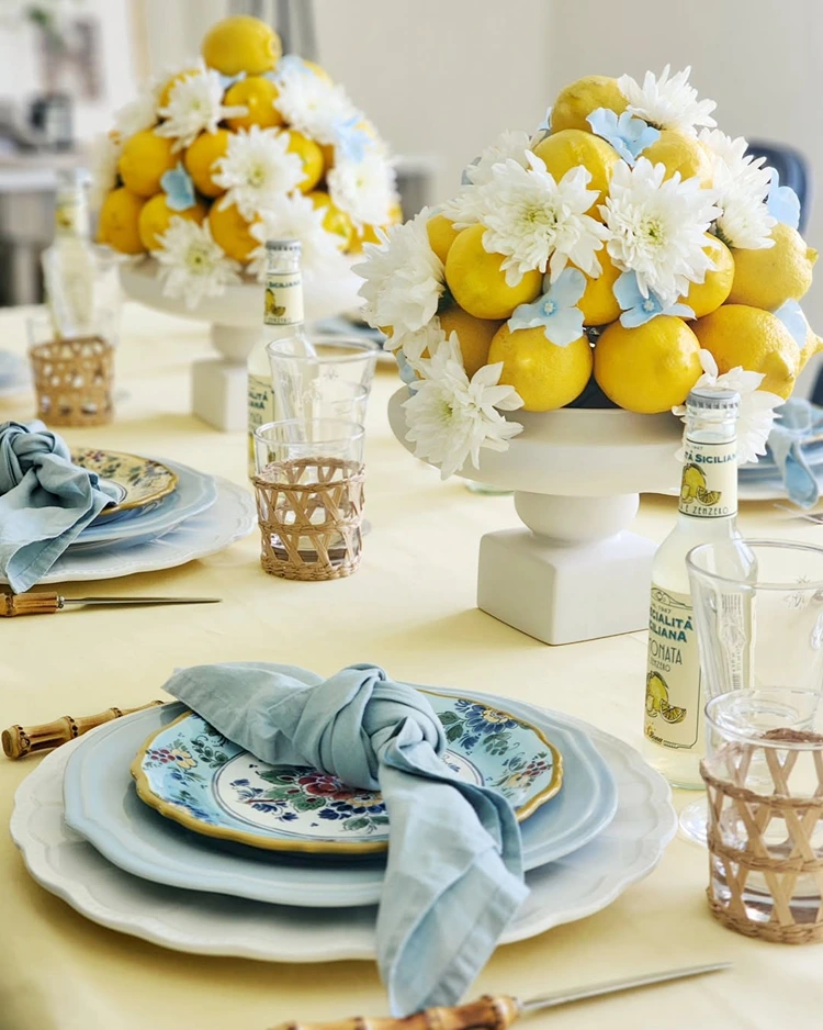 zitronenturm mit weißen blüten tischdeko