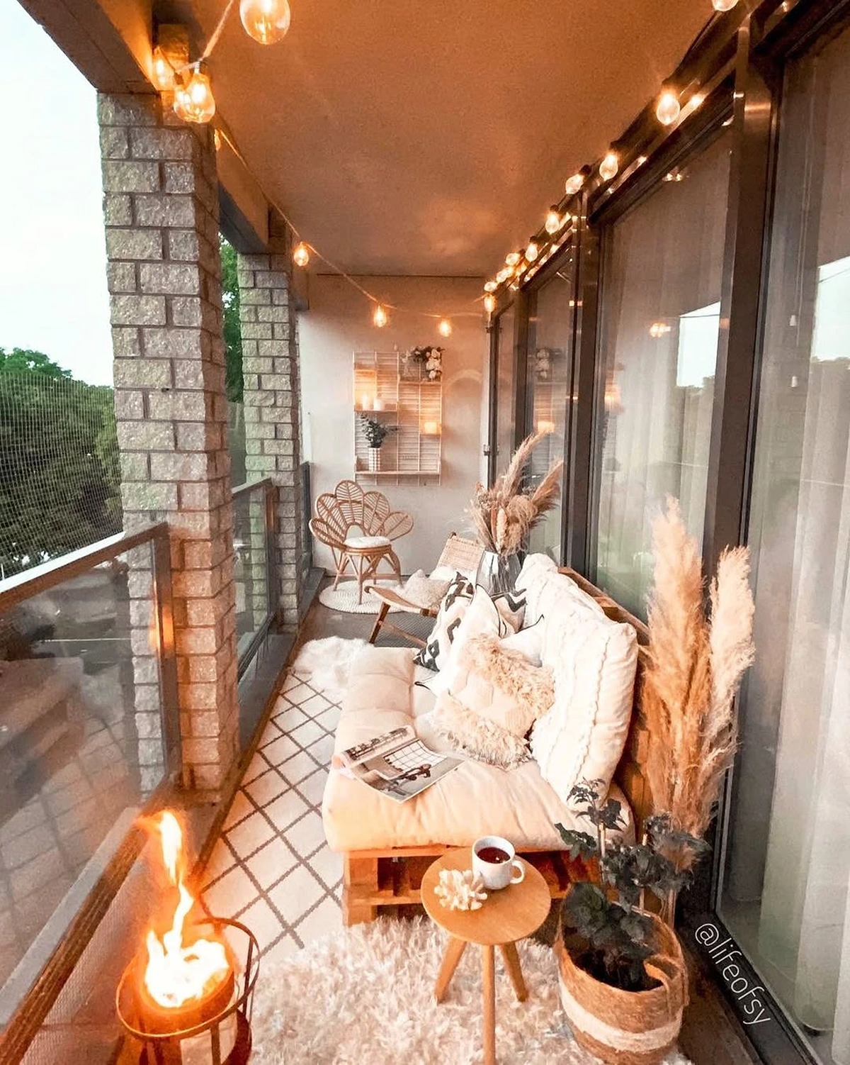 a roofed #balcony like @lifeofsy ‘s in the city is a blessinng make it a comfy place like theirs if you happen to own one! you don’t have to worry about the weather and you can sit there and enjoy the fre