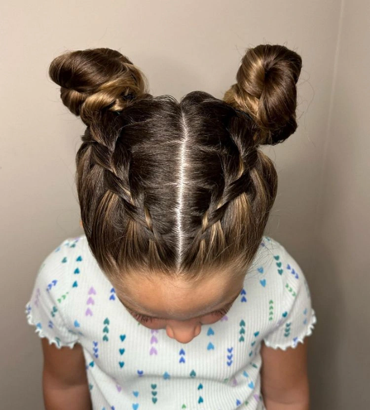 angesagte space buns mit zöpfen kombinieren