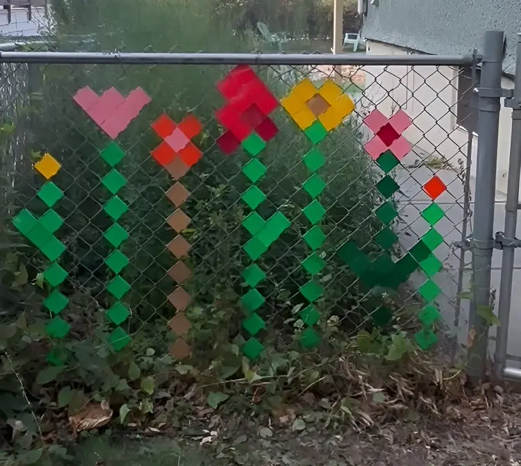 Aus Sichtschutzstreifen Motive in die Maschen einarbeiten