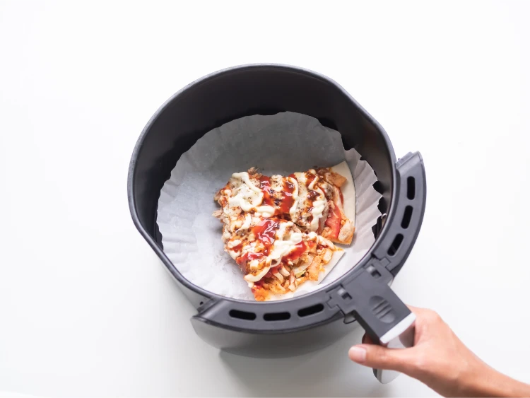 backen von zwei pizzastücken im airfryer