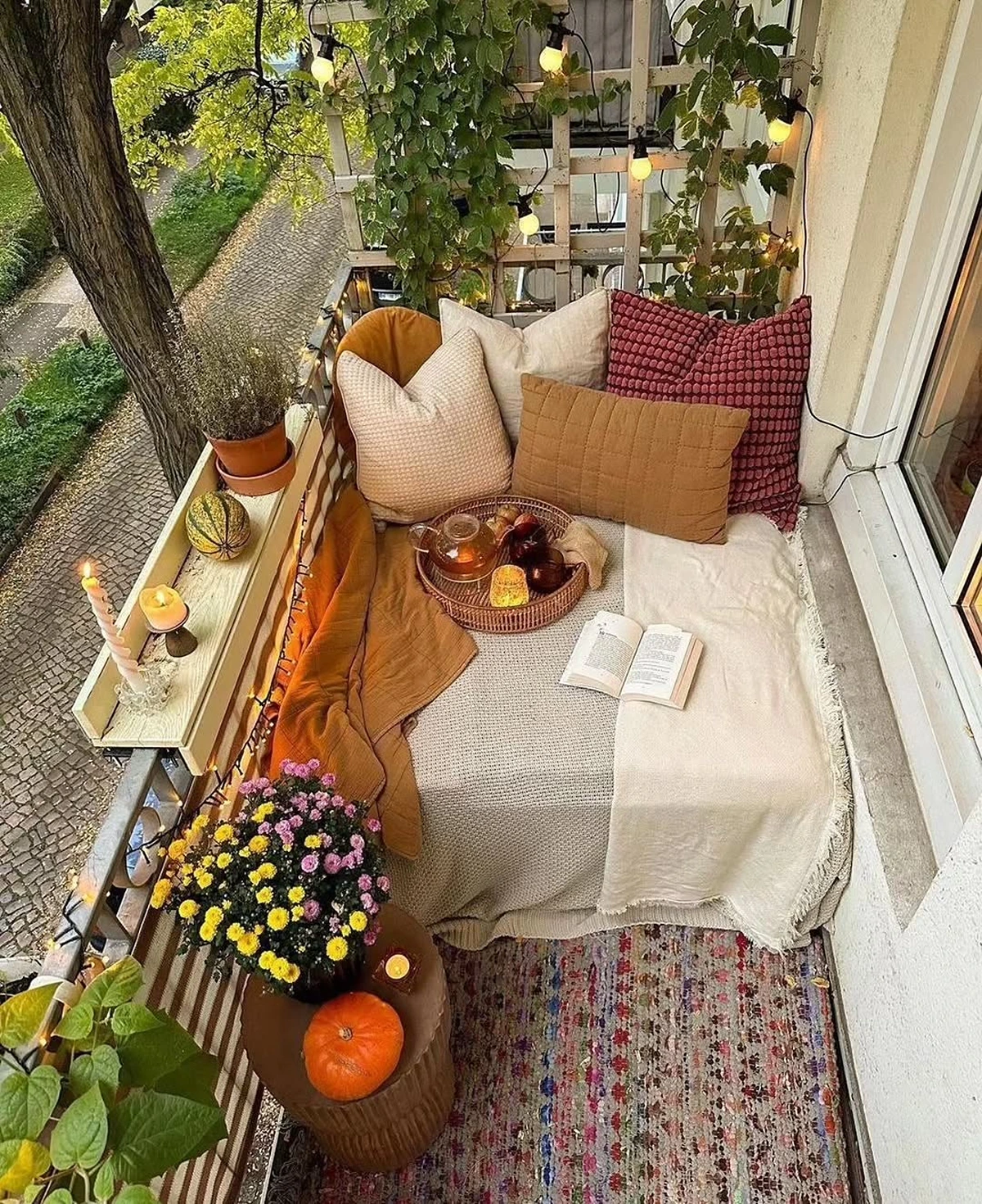 balkon gemütlich gestalten lichterkette in balkonpflanzen sitzecke