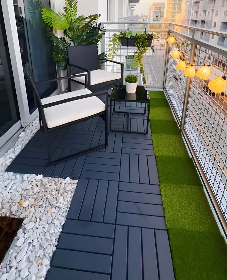 Balkonboden günstig verschönern - Kunststoff-Fliesen, Kunstgras und Kies