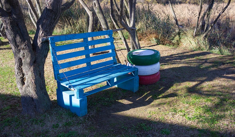 bank aus holzpaletten blau gestrichen