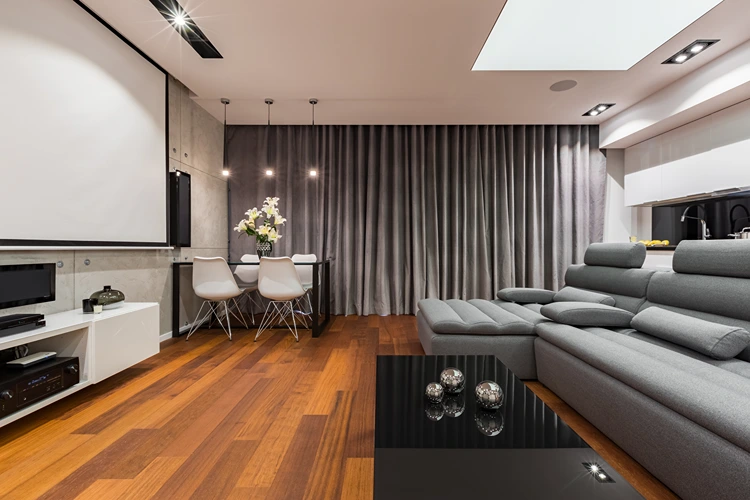 beamer und leinwand im wohnzimmer mit guter beleuchtung