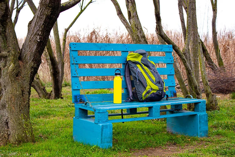blaue sitzbank aus nur zwei paletten