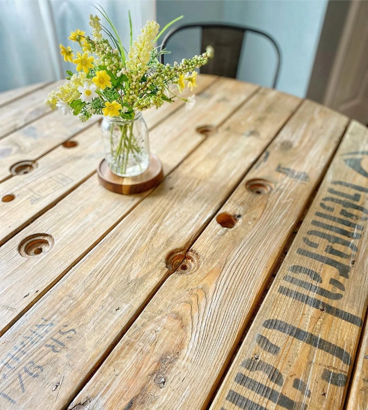 blumen auf einem kabeltrommel tisch