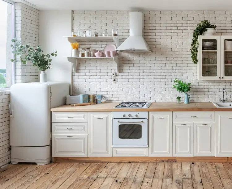 Blumenstrauß aus Trockenblumen in einer Vase für einen niedrigen Retro-Kühlschrank