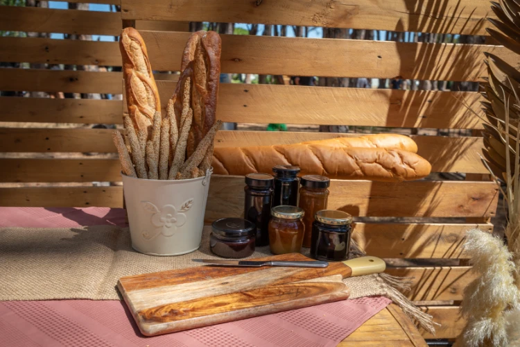 brot und lebensmittel für die außenküche aus paletten