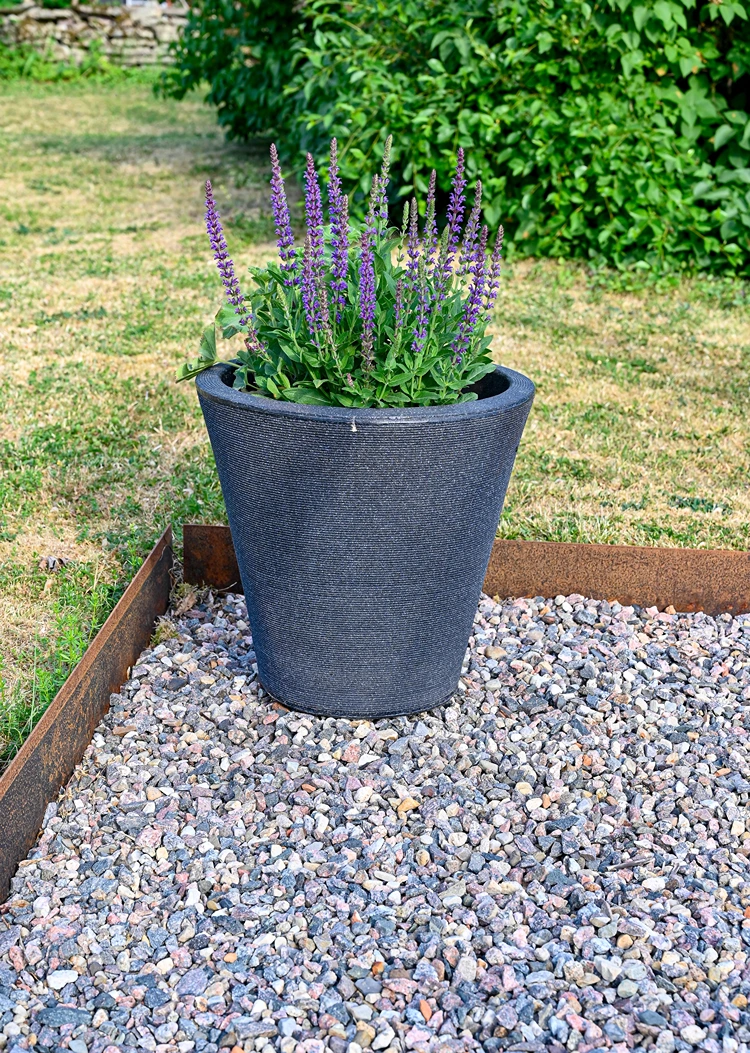 cortenstahl kante zwischen rasen und splitt