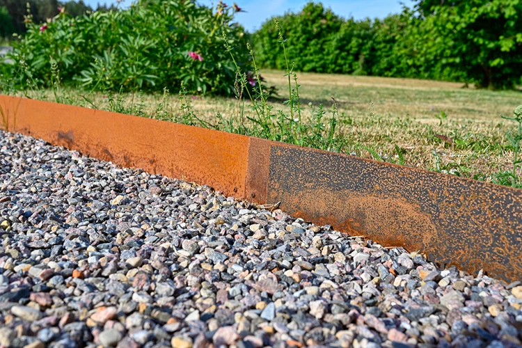 cortenstahl rasenkante mit rostiger patina