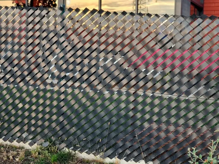 Den Zaun blickdicht machen mit dekorativen PVC-Streifen zum flechten