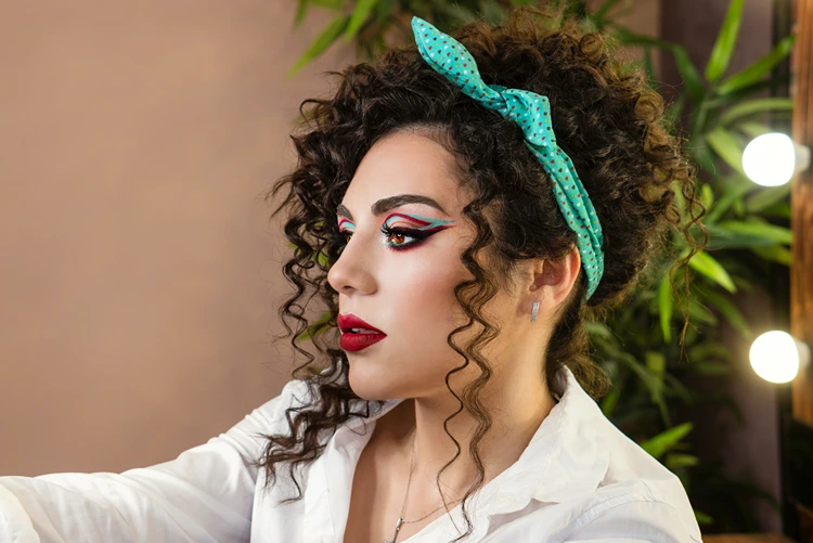 der look aus der seitenansicht zeigt die volle wirkung der rockabilly frisur