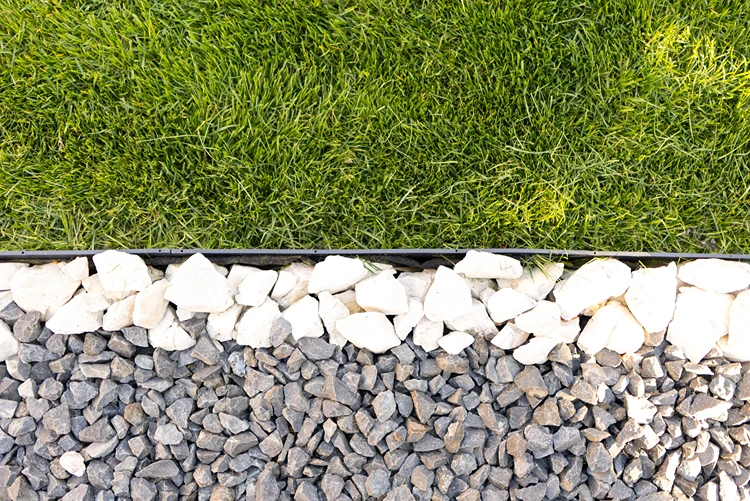 dezente metallkante zwischen rasen, splitt und ziersteinen