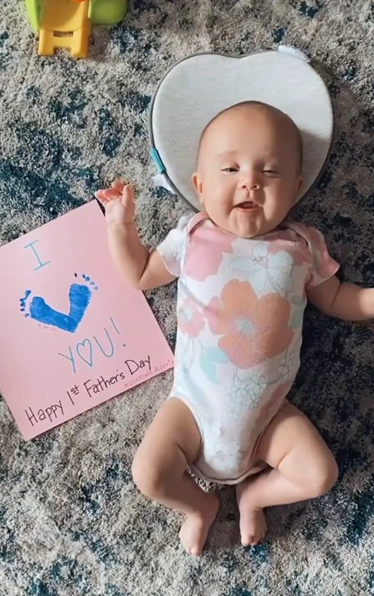 diy vatertagsgeschenk herz aus zwei fußabdrücken