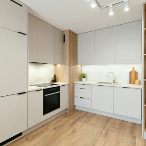 Eckküche mit Charakter und offenen Wandregalen aus Holz