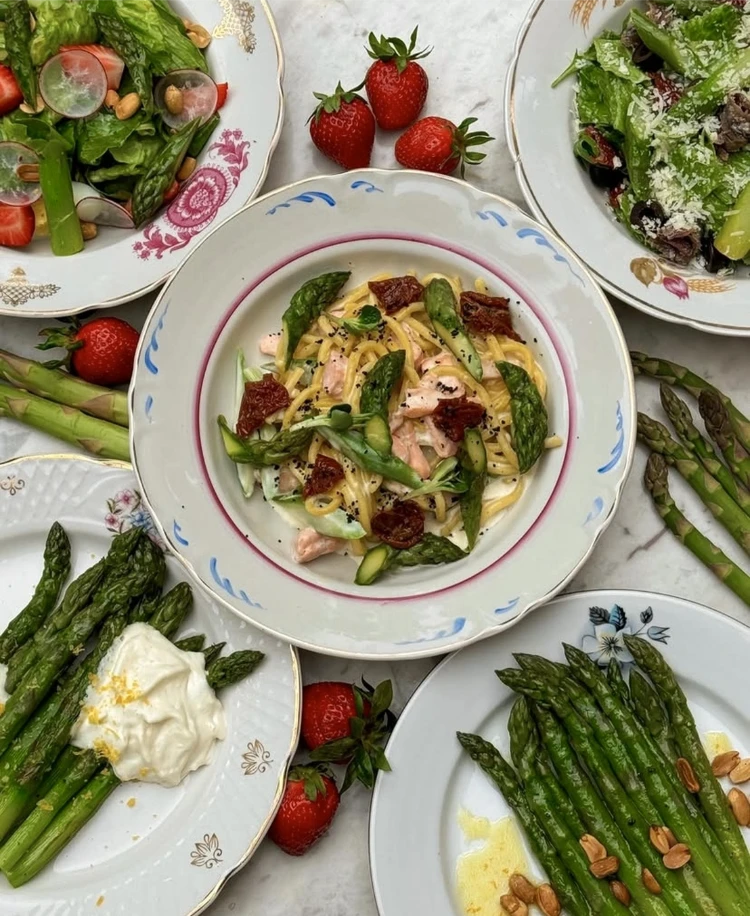 eine lebendige flache laib von frühlingsgerichten mit frischem grünem spargel