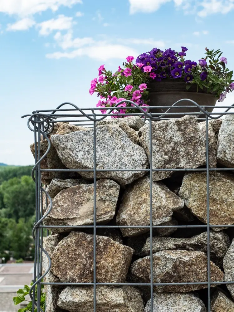 Einfache und vorübergehende Begrünungsidee mit Topfpflanzen zum Aufstellen