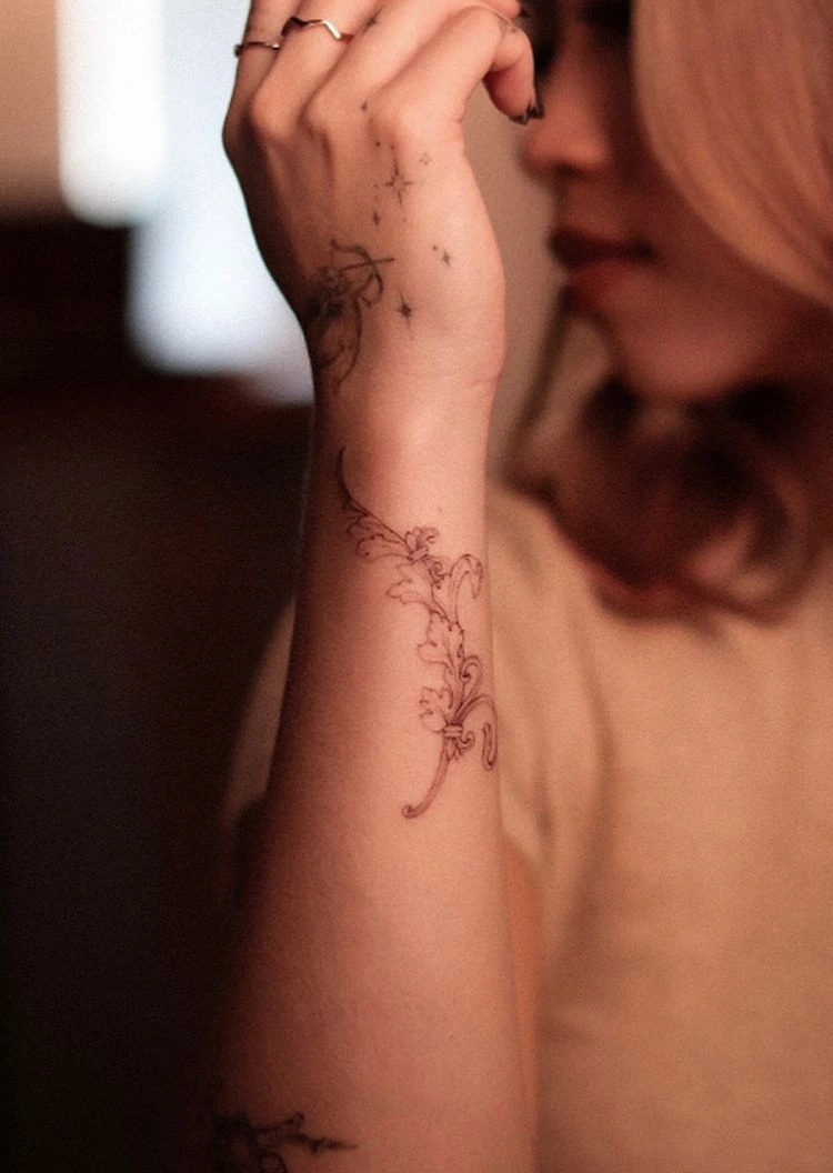 filigran als tattoo motiv am handgelenk