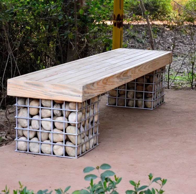 Freistehende Sitzbank aus Gabionen und Sitzfläche aus Holz