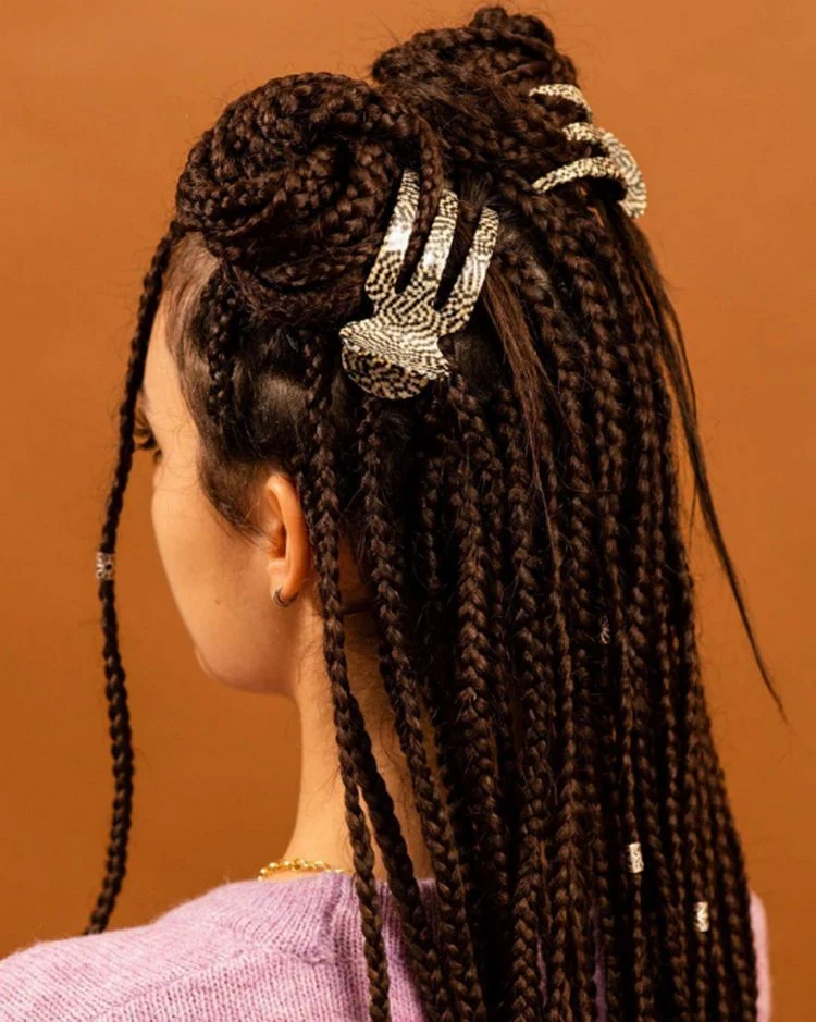 frisur mit 2 haarklammern für lange dicke haare