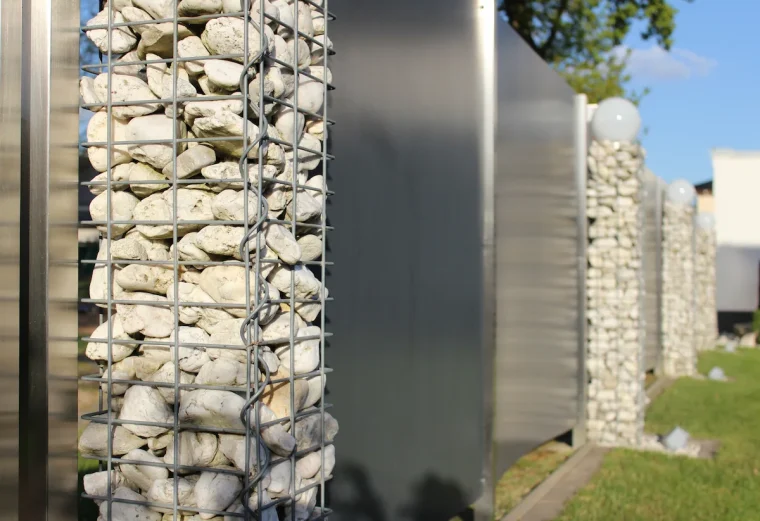 gabionensäule mit weißem stein und anthrazitfarbener sichtschutzplatte
