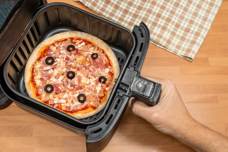 ganze pizza in der heißluftfritteuse backen