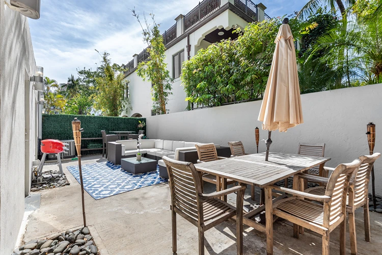 große terrasse im hinterhof mit zwei zonen