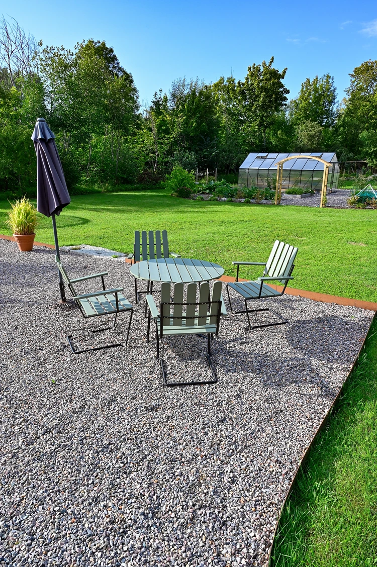 großzügige sitzfläche mit klarer kante