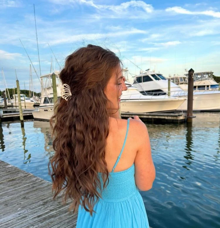 halb hochgesteckte, halb heruntergezogene frisur für den sommer