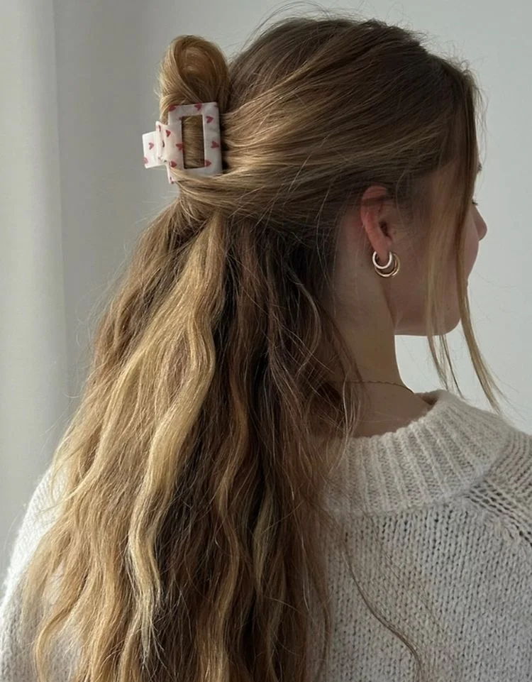 halb offene haare mit haarklammer stylen