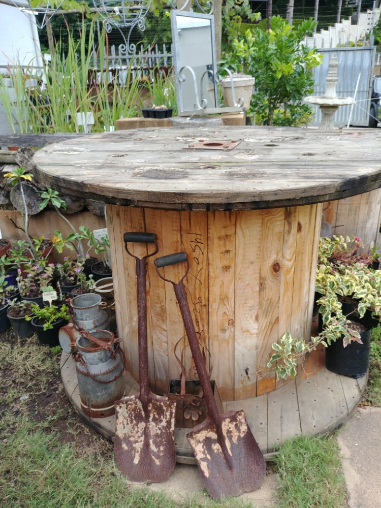kabeltrommel als gartentisch mit gartengeräten