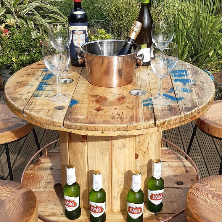 kabeltrommel bar im garten mit bieren und wein