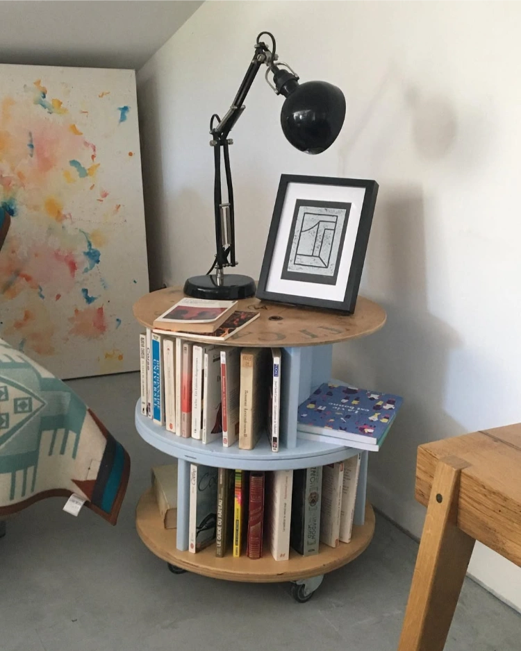 kabeltrommel stauraum mit büchern