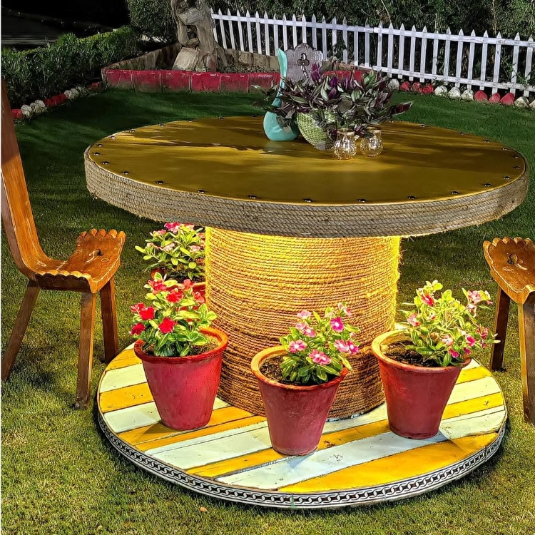 kabeltrommel tisch im garten mit blumen darauf