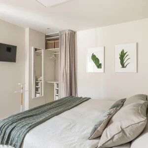 kleiderschrank in einer nische mit vorhang statt tür