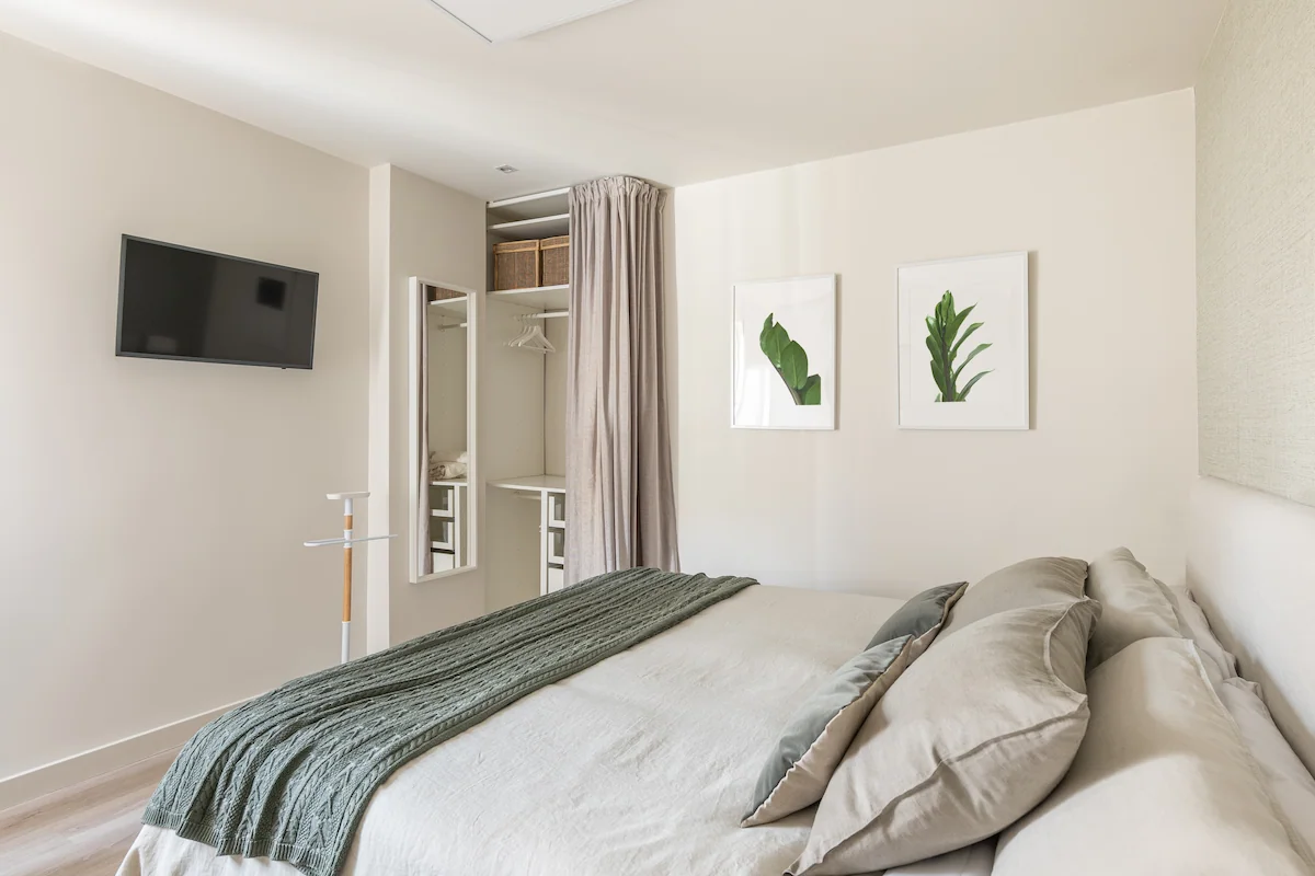 kleiderschrank in einer nische mit vorhang statt tür