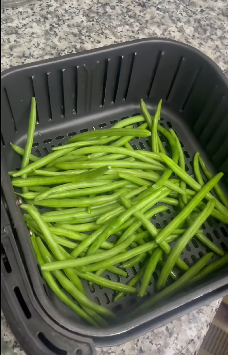 kleiner grüner spargel in der heißluftfritteuse