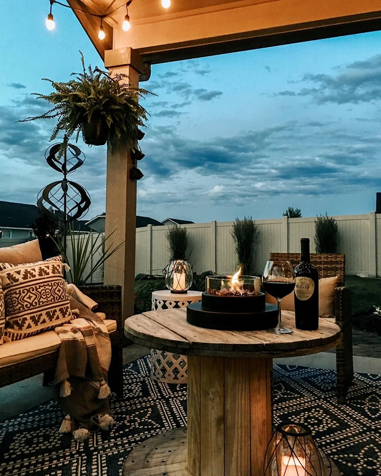 kleiner outdoor tisch aus kabeltrommel