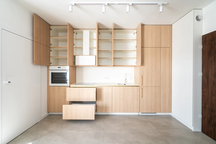 kompaktküche mit unauffällig eingebauter dunstabzugshaube