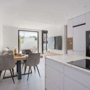 lichtdurchfluteter essbereich in offener wohnküche