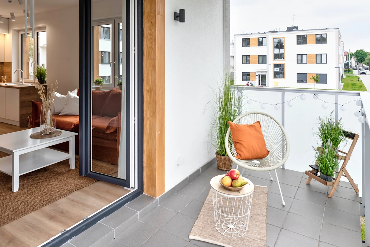 lichterkette mit dekoelementen am balkon reispapierlampions