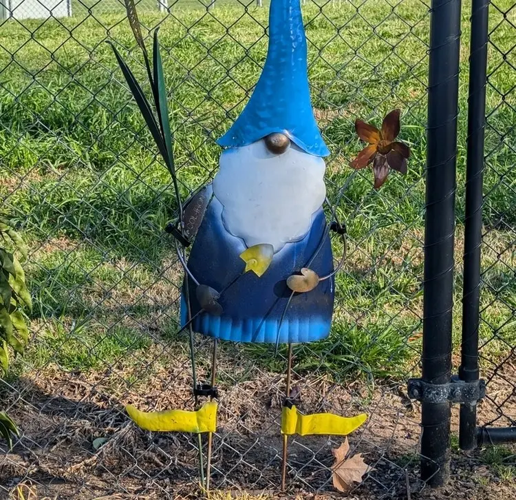 Maschendrahtzaun dekorieren mit Gartendeko zum Aufhängen