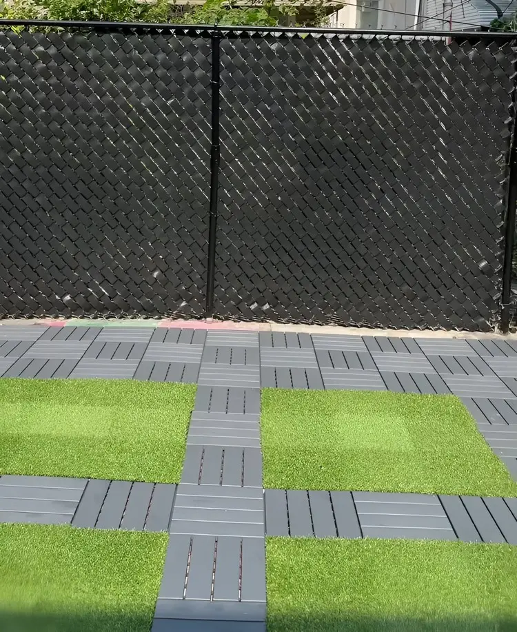 Maschendrahtzaun dekorieren mit Sichtschutzstreifen für einen modernen Look