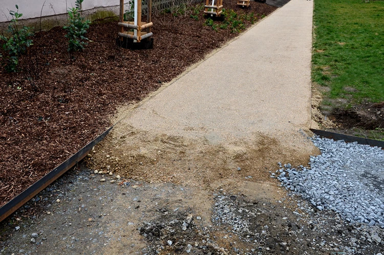 metall rasenkante zwischen splittweg und mulchbeet