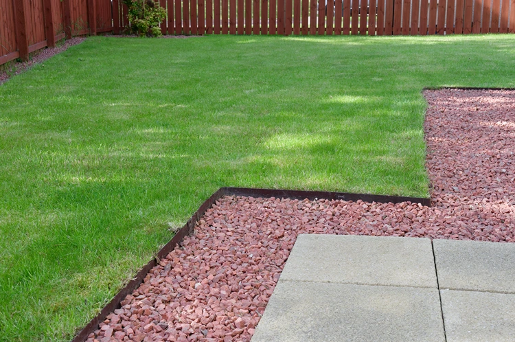 metallkante bringt ordnung in beet, terrasse und rasen