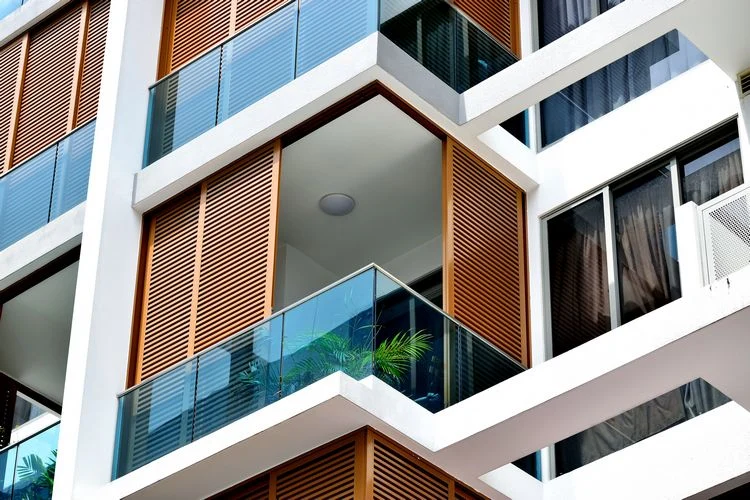 moderne holzpaneele dienen auch als balkon sonnenschutz