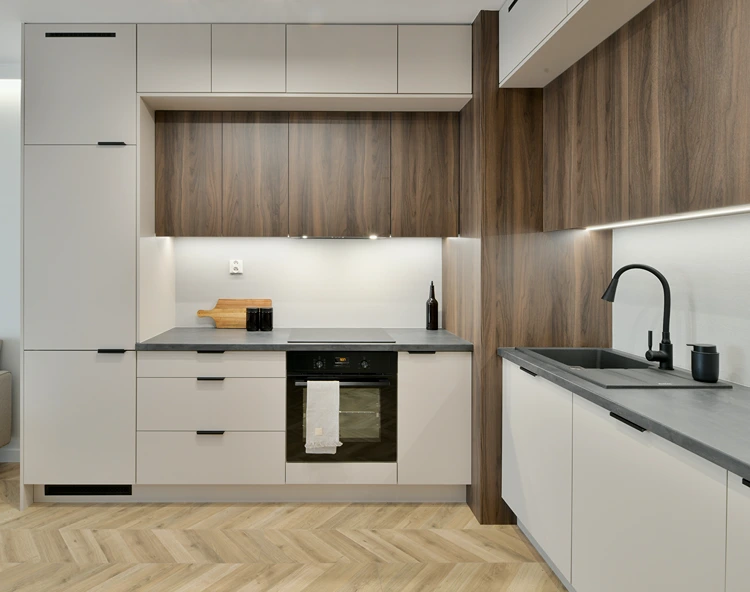 moderne küche in beige matt und dunklem holz