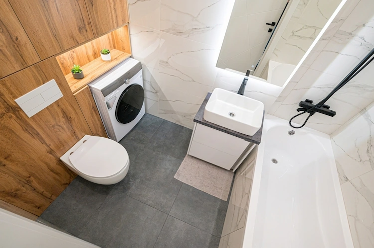 modernes bad mit grauem boden und weiße wandfliesen in marmoroptik